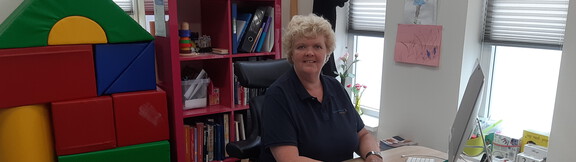 mieke achter bureau Oude Pekela