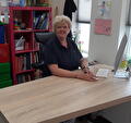 mieke achter bureau Oude Pekela